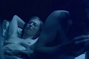 一个黑人开车的傻瓜黑皮肤下的金发女郎