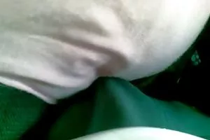 女孩绑起来和滥用有一个假阳具和一只公鸡