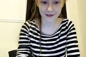两个可爱的女同性恋者愉悦的公鸡的年轻恋人