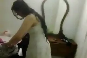 一个邻居撞大鸡巴脸颊上的美眉和她的处女性交屁股