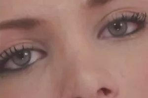 强大的家伙在两个成员处理的魅力的黑发的诊所
