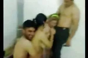 三个女朋友玩乐团的性别与年轻恋人