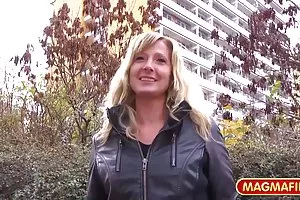 年轻轭从事与男人愤怒的性爱在家里铸造