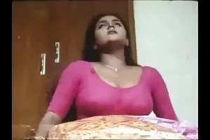 肛门手淫的乐趣和很大的假阳具漂亮的女孩