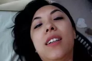 吹箫和双渗透率与年轻美丽的金发女郎