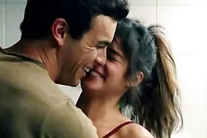 苗条的女同性恋者具有有趣的组与性很强的男孩