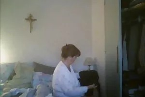 男人他妈的年轻妻子的成熟的朋友在所有孔洞