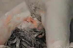 一个美丽的年轻女人乱搞戴眼镜的男人长长的阴茎后的工作