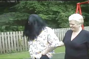红发女人乱搞的年轻朋友的儿子