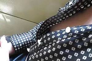 年轻的金发女郎乐于吸一个英俊的男人
