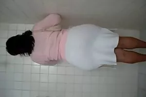瘦瘦的小鸡吸的甜蜜饼家伙在方便的时候