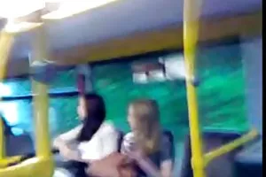 可爱的金发女郎了性别与朋友在一个安静的房间