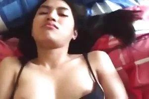 的金发女郎，撕毁了他的房子，并陪同她来