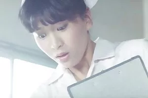 热黑发他妈的业余性虐待与捆绑，双手被反绑