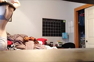 有趣的小伙子的祖母需要和尖顶多汁的女孩在桥下