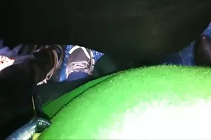 把她扔在床上和强奸的屁股