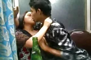 的金发女郎在树