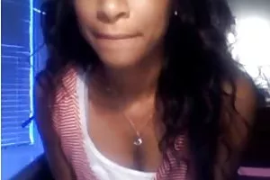 两个女孩在海滩上