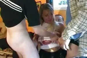 黑人女孩引诱她的朋友充满激情的性爱