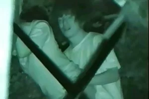 两个女朋友正在从事小组的性别与一个黑人