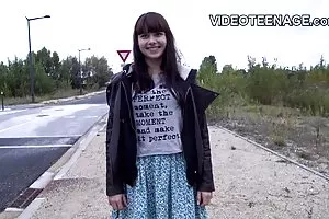 美丽的女孩敲打的屁股进了新的经验