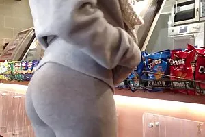年轻的男性荡妇拖到灌木丛和有撕掉