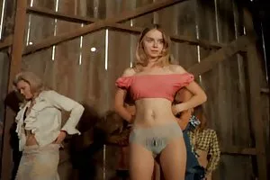 一个强壮的男人享受的屁股一个黑人妇女和她白色的女朋友
