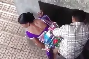 金发女郎在欺骗的男朋友在肛门的性别与一黑人男子