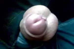 成熟的金发女郎饮香槟后的性别与一黑人男子