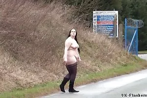 性感的金发女郎爱抚她的阴部