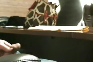 年轻的沙发上