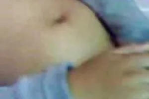 在她穿着没有胸罩