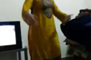 一个女人有大乳房的渔获量达到高潮