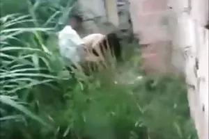 充满激情的性别与一个可爱的婴儿在出租车的卡车