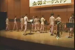 一位年轻的女孩去搭便车，并得到与驱动程序搞砸了