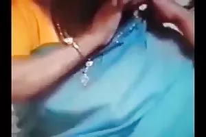 女孩爱抚和trucada在一个三人组跟一个男人