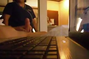 一个强壮的男人舔阴部高个的金发女郎和嫌桌上的癌症