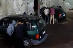 年轻挂乱搞丰满的女朋友在所有孔在游泳池