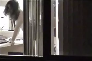 在从事男女同性恋性交之前，三人与家伙在一个铸造