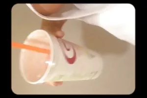 黑色的家伙乱搞漂亮的妓女作为一个情妇