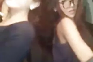 一个胖女人长筒袜手淫与振动器