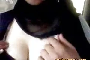 瘦瘦的黑发mistinguet和乱搞自己巨大的假阳具