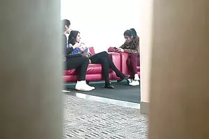 一个胖女孩在一个郁郁葱葱的孔