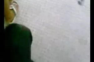 性别与一个女孩在草地上