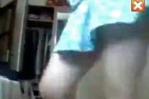 硬妻子的敲打，她的丈夫在屁股与一个带上