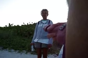 妻子坐在脸上的配偶并与她的丈夫在肛交
