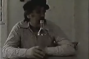 成熟的服务员对待年轻的黑人口和肛门的性别