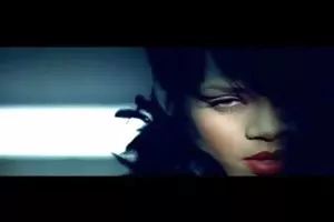 爱莫莉珍对待的女朋友饼干和一个大家伙在广泛的床