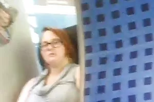 成熟的女人拜访一位同事和吸一个红色的鸡巴