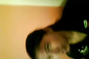 两个黑色的他妈的嘴巴和猫的年轻女士